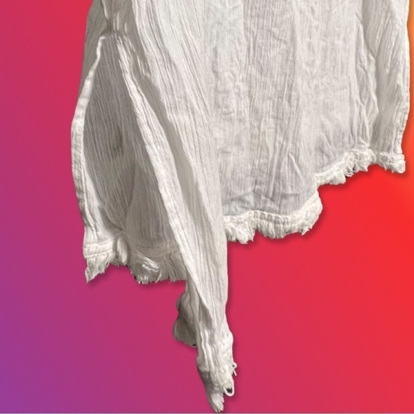 SLEEVELESS, white crinkle gauze/crocheted. Fringe/raw hem, keyhole neck. Large - Picture 7 of 8